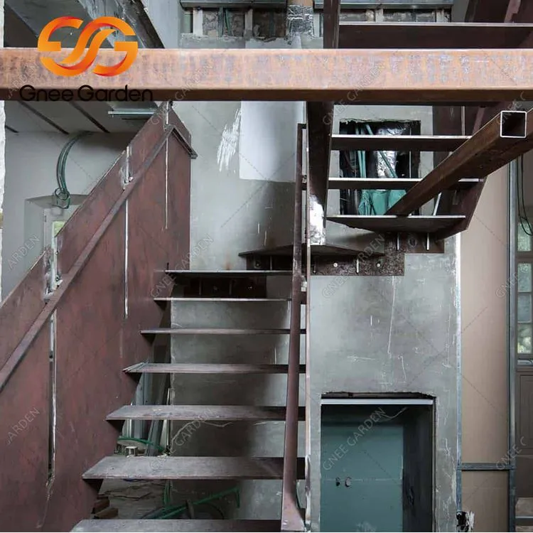 Puutarha Cortenin teräsportaat