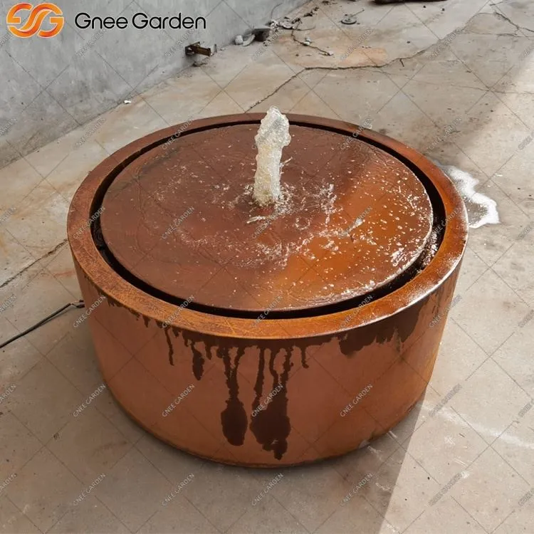 Cortenin ulkokäyttöön tarkoitettu vesiominaisuus sisäänrakennetulla pumpulla